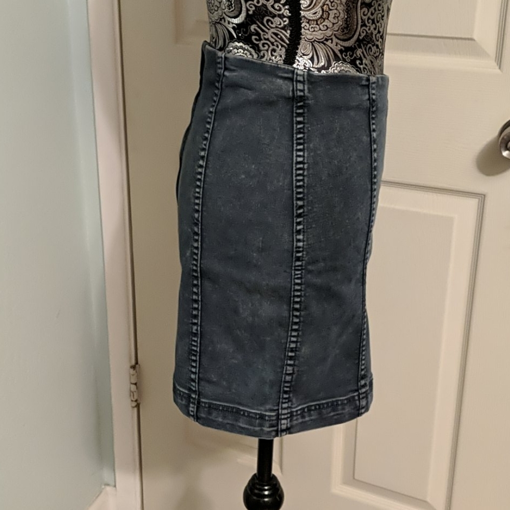✨5/$25✨ Free People denim skirt - Picture 3 of 6